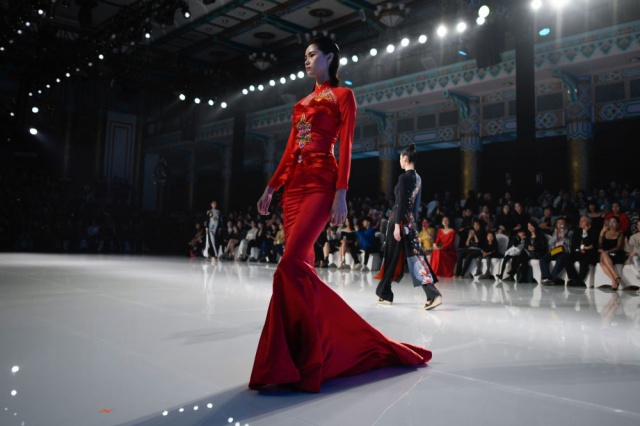 Renkli görüntülere sahne olan Çin Moda Haftası’ndan kareler