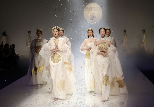 Renkli görüntülere sahne olan Çin Moda Haftası’ndan kareler