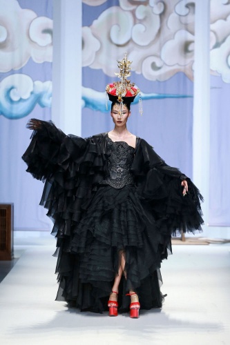 Renkli görüntülere sahne olan Çin Moda Haftası’ndan kareler