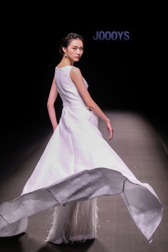 Renkli görüntülere sahne olan Çin Moda Haftası’ndan kareler