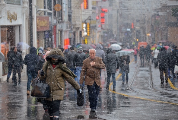Taksim'de kar yağışı