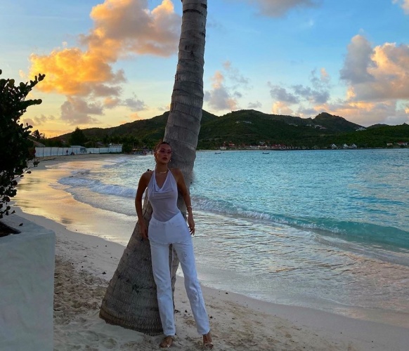 Bella Hadid şeffaf bluzu ile dikkat çekti