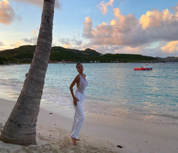 Bella Hadid şeffaf bluzu ile dikkat çekti