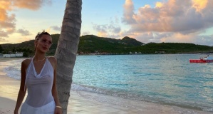 Bella Hadid şeffaf bluzu ile dikkat çekti