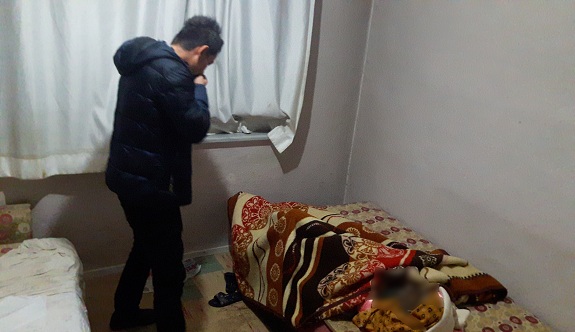 Annesinin cesediyle aynı odada 3 hafta yaşadı