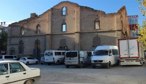200 yıllık kilise otopark oldu