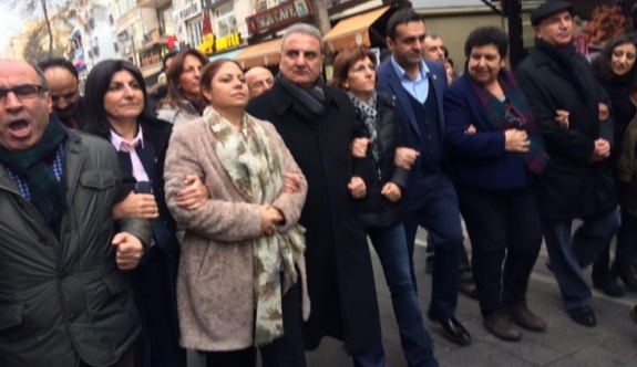 CHP'li vekillerden 'Ayağa kalk' eylemi