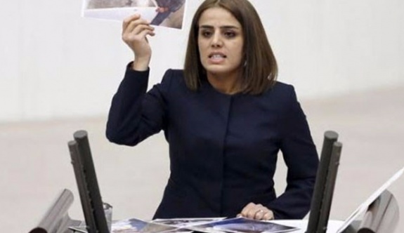 HDP Batman Milletvekili Ayşe Acar Başaran gözaltına alındı.