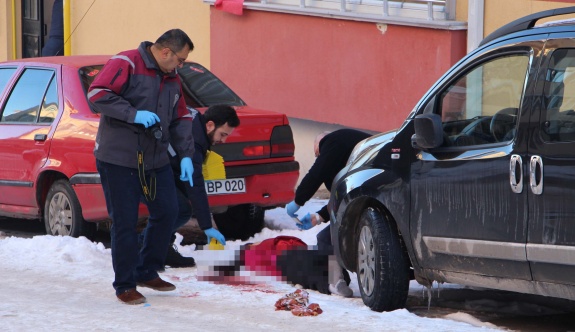 Kadın sokakta bıçaklanarak öldürüldü