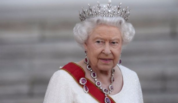 Kraliçe Elizabeth'e korumaları silah doğrulttu