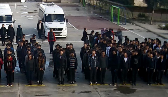 Öğrenciler öğretmene saldırdı