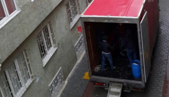 Özgür Radyo'nun eşyalarına el konuldu