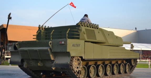'Türkiye kendi yaptığı tanka motor bulamıyor'