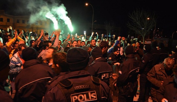 Bursaspor otobüsüne saldırı: Futbolcular darp edildi