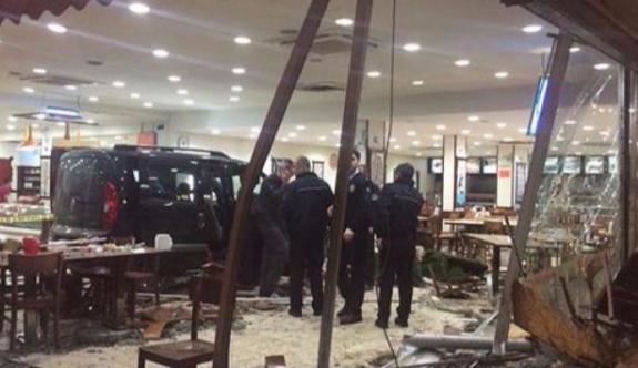 Gasp ettiği araçla restorana daldı: 11 kişi yaralandı
