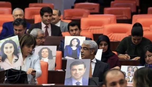 'HDP'li vekilleri tutuklayarak referandumda 'hayır' çıkmasını engelleyemezler'