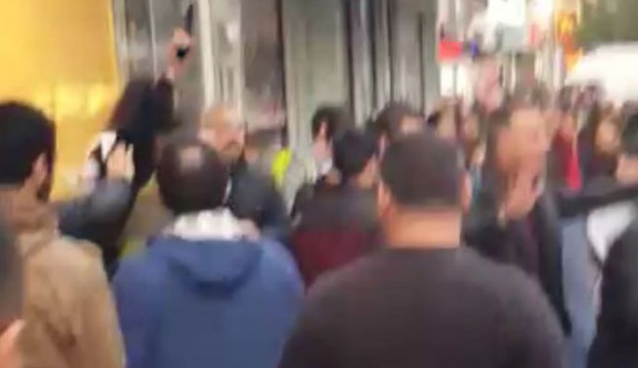 Kadıköy 'de ‘hayır’ bildirisi dağıtanlara ‘polis silah çekti’ iddiası