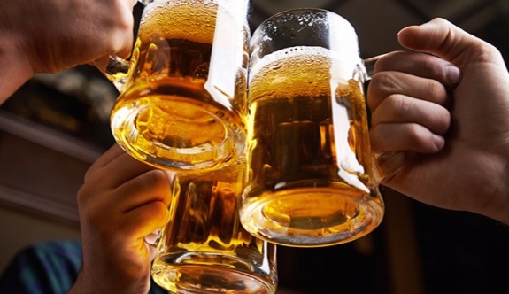 Kanıtlandı: Alkol karnı acıktırıyor