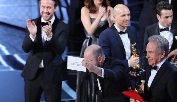 Oscar Ödül töreninde, geceye yanlış anons damgasını vurdu!