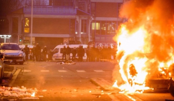 Paris'te copla tecavüz iddiası; protestocular karakola saldırdı