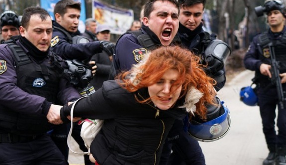 Polis akademisyenin ayağını kırıldı!