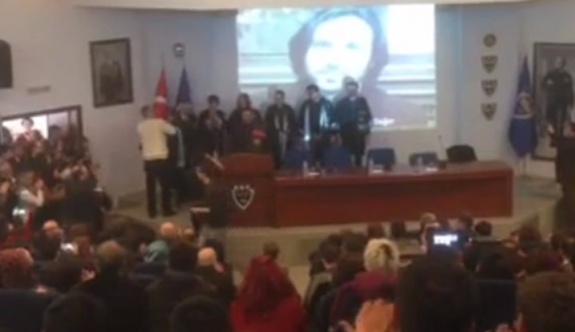 Polisin ezdiği cübbeler ihraç edilen hocalara giydirildi.