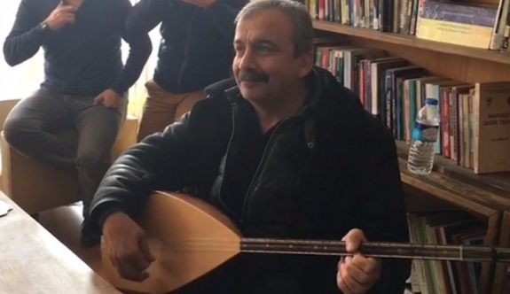 Sırrı Süreyya Önder'den, akademisyenlere 'bağlamalı' ziyaret...