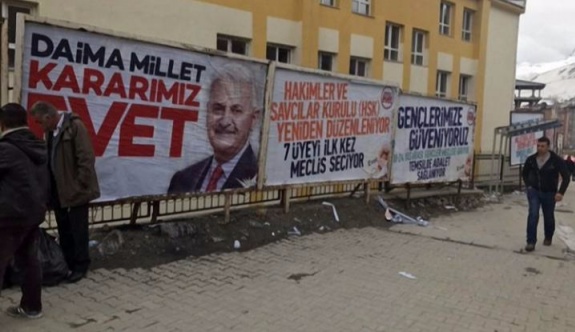 AK Parti, YSK’nin HDP’ye tahsis ettiği billboardlara kendi afişlerini astı!