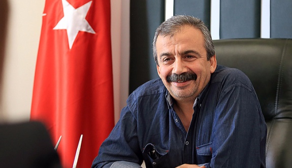 Sırrı Süreyya Önder'den KDP'li Kürtlere 'bayrak' sorusu