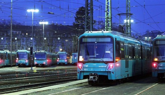 Almanya'da bir kadın metroda doğum yaptı