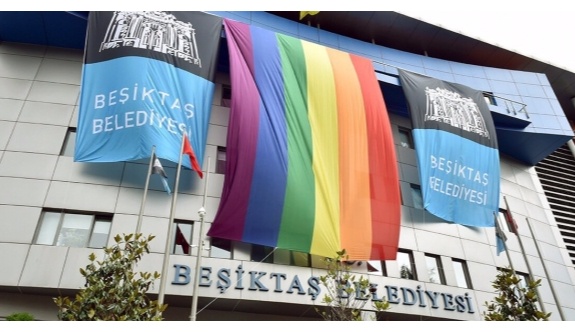 Beşiktaş Belediyesi’nin binasına gökkuşağı bayrağı