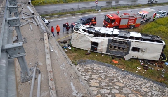 Çorum'da yolcu otobüsü üst geçitten düştü: 48 yaralı