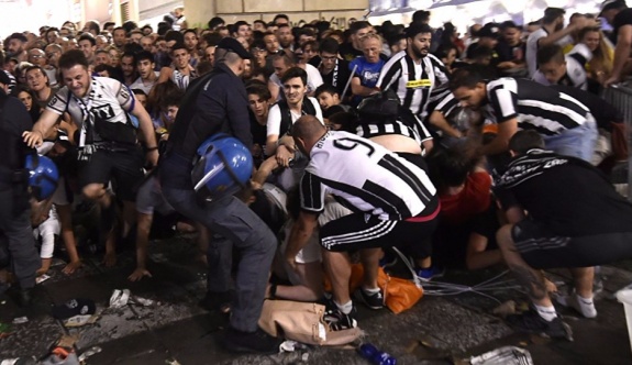 İtalya'da maç yayını sırasında izdiham: En az 1000 yaralı