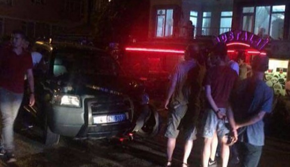 Kocaeli'de kafenin önünde oturanlara cip çarptı