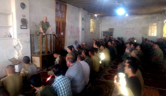 Korgeneral Aksakallı, El Bab'da minbere çıkıp konuşma yaptı
