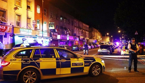 Londra'da bir araç cami yakınındaki kalabalığın arasına daldı: 1 ölü, 8 yaralı