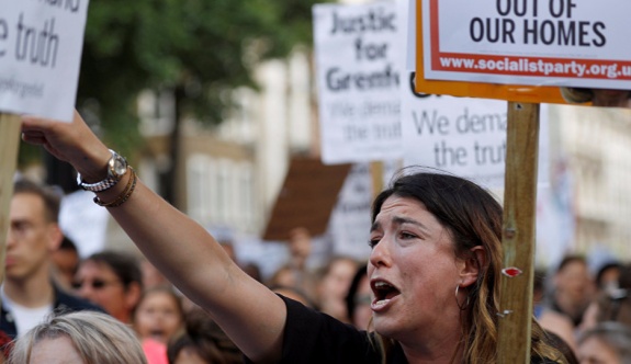 Londra halkı, yangın faciasının ardından hükümeti protesto etti
