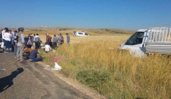 Midyat yolunda 2 kamyonet çarpıştı: 4 kişi hayatını kaybetti