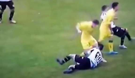 Cinayete teşebbüs gibi… Futbolcudan sahayı karıştıran yumruk!