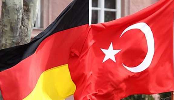 Merkel'in yardımcısı: Türkiye'ye AB fonu kesilsin