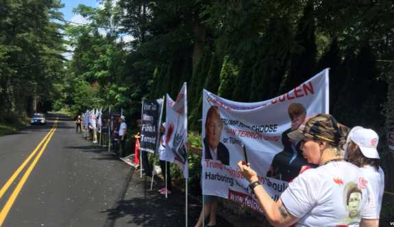 Pennsylvania'da Gülen'in Konutu Önünde Protesto