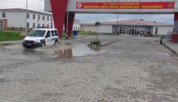Bandırma Cezaevi'nde 7 mahkum yemekten zehirlendi