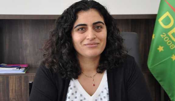Sebahat Tuncel: Serçeler bize çiçek atıyor