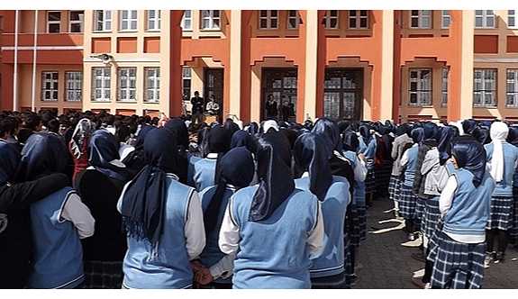 'Proje okul'ları tercih eden öğrencilere burs vaadi