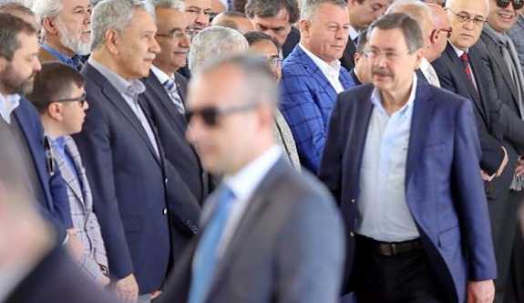 Arınç'tan Gökçek'e: Birileri koltuğundan kalkmakta sıkıntı yaşıyorsa...