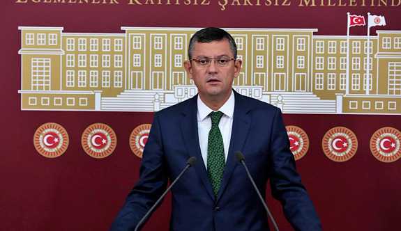 CHP'li Özel: Gökçek, can çekişe çekişe gidiyor