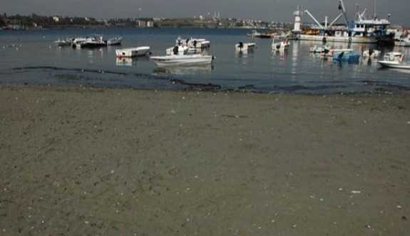 Tekirdağ'da deniz suyu çekildi.