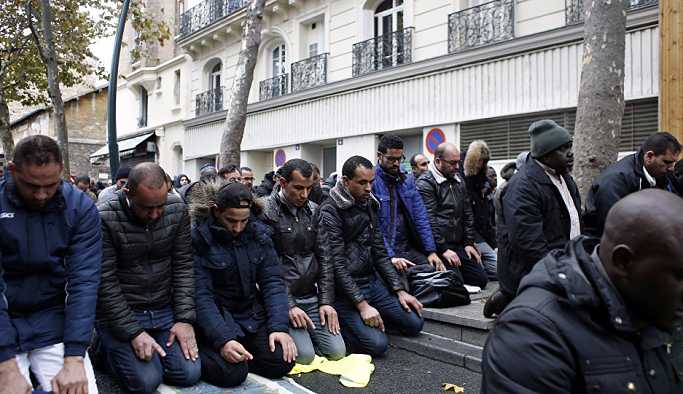 Fransa’da sokakta namaz kılmak yasaklanıyor