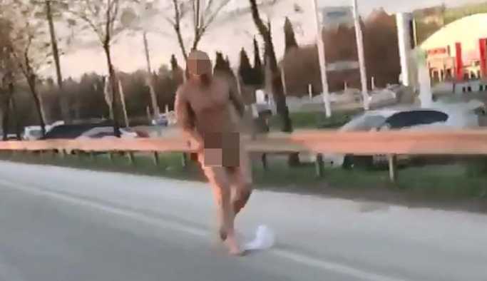 Genç adam çırılçıplak otobana fırladı!