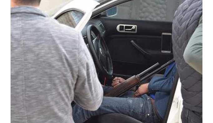 Genç adam otomobilinde başından vurulmuş şekilde bulundu